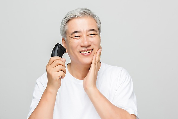 포토 JPG 스튜디오촬영 응시 노년 남자 회색배경 실내 한명 미소 누끼 사람 상반신 앞모습 뷰티 만지기 한국인 60대 피부 피부관리 면도 면도기 턱 노인남자한명만 그루밍족 국내포토 1 시선 뷰포인트 백그라운드 모션 표정 동양인 성인 내부 신체부위 위생용품 회색 남자한명만 노인남자만 파일형식