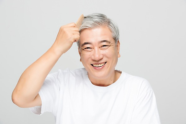 포토 JPG 스튜디오촬영 응시 노년 남자 회색배경 실내 한명 미소 누끼 사람 상반신 앞모습 뷰티 한국인 머리빗 60대 피부 노인남자한명만 그루밍족 국내포토 1 시선 뷰포인트 백그라운드 표정 동양인 성인 내부 신체부위 회색 미용용품 남자한명만 노인남자만 파일형식