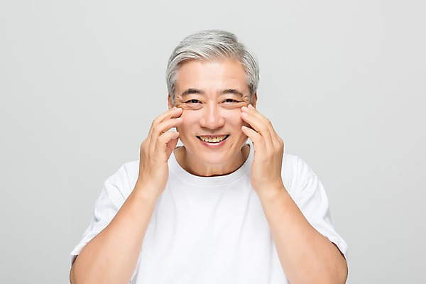 포토 JPG 스튜디오촬영 응시 노년 남자 회색배경 실내 한명 미소 누끼 사람 상반신 앞모습 뷰티 한국인 주름 60대 피부 피부관리 노화 노인남자한명만 그루밍족 국내포토 1 시선 뷰포인트 백그라운드 컨셉 표정 동양인 성인 내부 신체부위 회색 남자한명만 노인남자만 파일형식