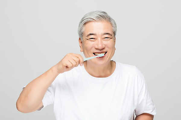 포토 JPG 스튜디오촬영 응시 노년 남자 회색배경 실내 한명 미소 누끼 사람 상반신 앞모습 뷰티 한국인 양치 치아 칫솔 60대 피부 피부관리 치약 노인남자한명만 그루밍족 국내포토 1 시선 뷰포인트 백그라운드 표정 동양인 성인 내부 신체부위 위생용품 청결 회색 소화기관 남자한명만 노인남자만 파일형식