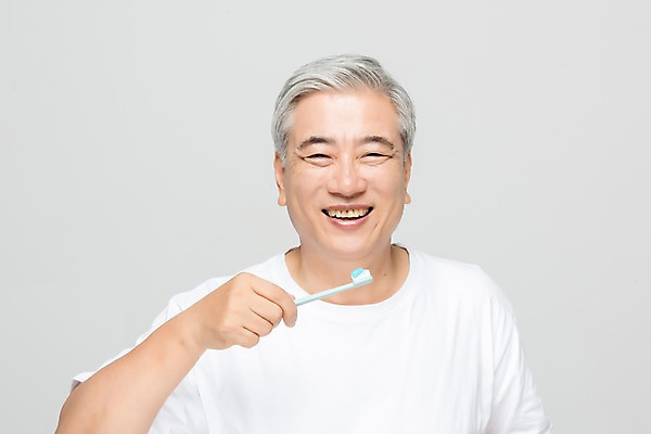 포토 JPG 스튜디오촬영 응시 노년 남자 회색배경 실내 한명 미소 누끼 사람 상반신 앞모습 뷰티 한국인 양치 치아 칫솔 60대 피부 피부관리 치약 노인남자한명만 그루밍족 국내포토 1 시선 뷰포인트 백그라운드 표정 동양인 성인 내부 신체부위 위생용품 청결 회색 소화기관 남자한명만 노인남자만 파일형식