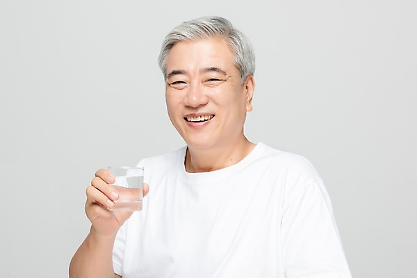 포토 JPG 스튜디오촬영 응시 노년 남자 회색배경 실내 한명 미소 들기 누끼 사람 상반신 앞모습 뷰티 한국인 60대 피부 물컵 피부관리 노인남자한명만 그루밍족 국내포토 1 시선 뷰포인트 백그라운드 모션 표정 동양인 성인 내부 신체부위 컵 회색 남자한명만 노인남자만 파일형식