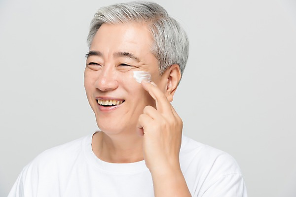 포토 JPG 스튜디오촬영 응시 노년 남자 회색배경 실내 한명 미소 누끼 사람 상반신 앞모습 뷰티 화장품 한국인 60대 피부 피부관리 바르기 로션 노인남자한명만 그루밍족 국내포토 1 시선 뷰포인트 백그라운드 모션 표정 동양인 성인 내부 신체부위 회색 남자한명만 노인남자만 파일형식