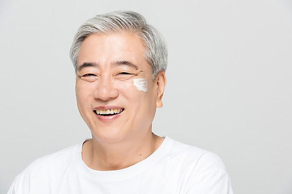 포토 JPG 스튜디오촬영 응시 노년 남자 회색배경 실내 한명 미소 누끼 사람 상반신 앞모습 뷰티 화장품 한국인 60대 피부 피부관리 로션 노인남자한명만 그루밍족 국내포토 1 시선 뷰포인트 백그라운드 표정 동양인 성인 내부 신체부위 회색 남자한명만 노인남자만 파일형식