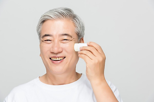 포토 JPG 스튜디오촬영 노년 남자 회색배경 실내 한명 미소 누끼 사람 상반신 앞모습 뷰티 화장품 한국인 60대 선크림 피부 피부관리 바르기 노인남자한명만 그루밍족 국내포토 1 뷰포인트 백그라운드 모션 표정 동양인 성인 내부 신체부위 회색 남자한명만 노인남자만 파일형식