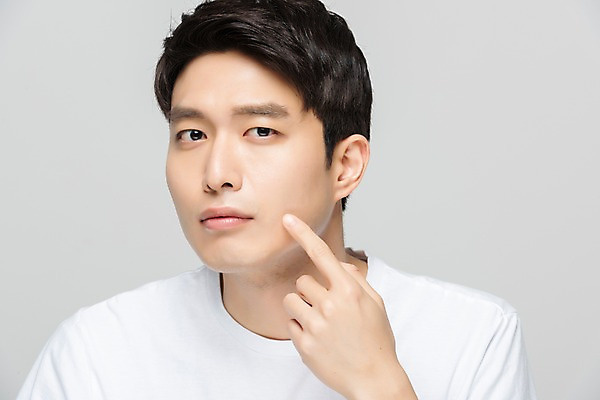 포토 JPG 스튜디오촬영 응시 남자 회색배경 실내 한명 누끼 사람 상반신 20대 성인 앞모습 뷰티 만지기 한국인 가리킴 피부 피부관리 여드름 성인남자한명만 그루밍족 국내포토 1 시선 뷰포인트 백그라운드 모션 동양인 손짓 청년 내부 신체부위 회색 남자한명만 성인남자만 파일형식