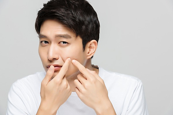 포토 JPG 스튜디오촬영 남자 회색배경 실내 한명 누끼 사람 상반신 20대 성인 앞모습 뷰티 한국인 피부 피부관리 여드름 짜기 성인남자한명만 그루밍족 국내포토 1 뷰포인트 백그라운드 모션 동양인 청년 내부 신체부위 회색 남자한명만 성인남자만 파일형식