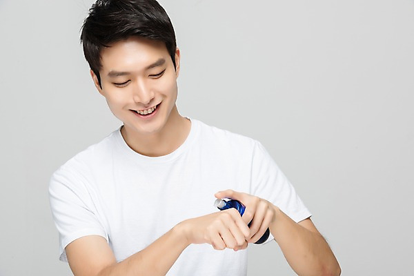 포토 JPG 스튜디오촬영 응시 남자 회색배경 실내 한명 미소 누끼 사람 상반신 20대 성인 앞모습 뷰티 화장품 한국인 피부 피부관리 바르기 로션 성인남자한명만 그루밍족 국내포토 1 시선 뷰포인트 백그라운드 모션 표정 동양인 청년 내부 신체부위 회색 남자한명만 성인남자만 파일형식