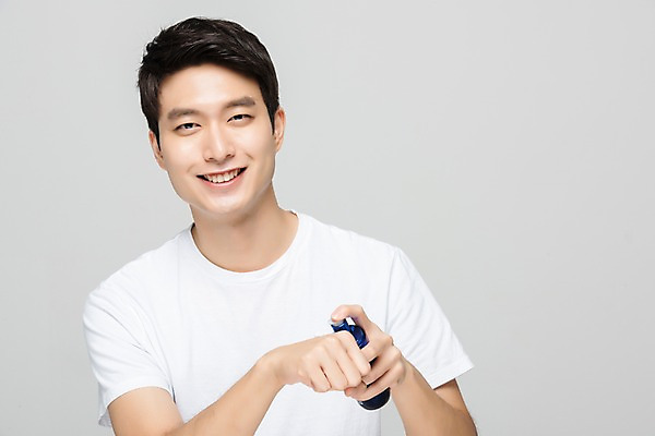 포토 JPG 스튜디오촬영 응시 남자 회색배경 실내 한명 미소 누끼 사람 상반신 20대 성인 앞모습 뷰티 화장품 한국인 피부 피부관리 바르기 로션 성인남자한명만 그루밍족 국내포토 1 시선 뷰포인트 백그라운드 모션 표정 동양인 청년 내부 신체부위 회색 남자한명만 성인남자만 파일형식