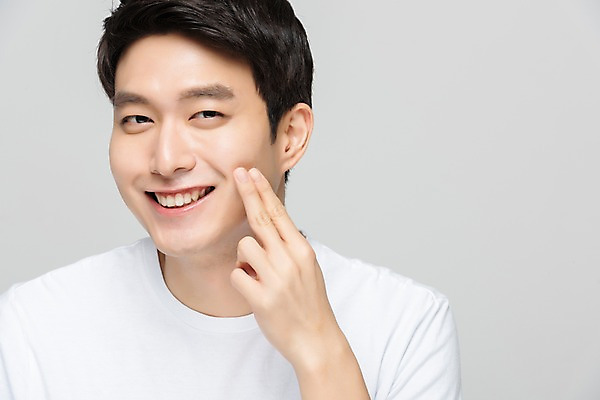 포토 JPG 스튜디오촬영 응시 남자 회색배경 실내 한명 미소 누끼 사람 상반신 20대 성인 앞모습 뷰티 화장품 한국인 피부 피부관리 바르기 로션 성인남자한명만 그루밍족 국내포토 1 시선 뷰포인트 백그라운드 모션 표정 동양인 청년 내부 신체부위 회색 남자한명만 성인남자만 파일형식