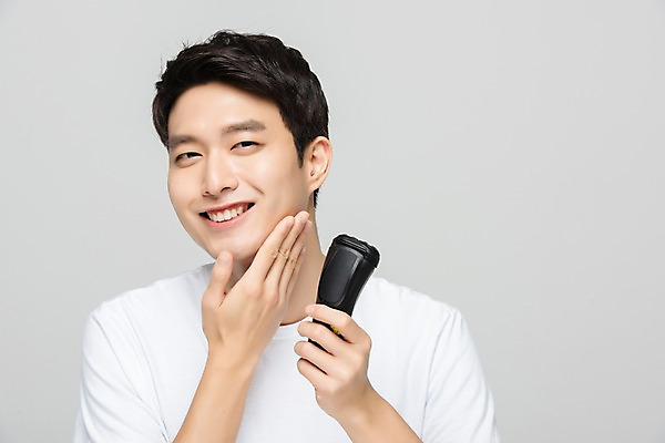 포토 JPG 스튜디오촬영 응시 남자 회색배경 실내 한명 미소 누끼 사람 상반신 20대 성인 앞모습 뷰티 만지기 한국인 피부 피부관리 면도 면도기 턱 성인남자한명만 그루밍족 국내포토 1 시선 뷰포인트 백그라운드 모션 표정 동양인 청년 내부 신체부위 위생용품 회색 남자한명만 성인남자만 파일형식