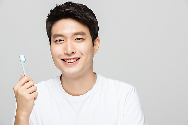 포토 JPG 스튜디오촬영 응시 남자 회색배경 실내 한명 미소 누끼 사람 상반신 20대 성인 앞모습 뷰티 한국인 양치 치아 칫솔 피부 피부관리 치약 성인남자한명만 그루밍족 국내포토 1 시선 뷰포인트 백그라운드 표정 동양인 청년 내부 신체부위 위생용품 청결 회색 소화기관 남자한명만 성인남자만 파일형식