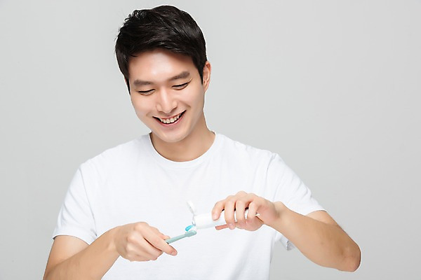 포토 JPG 스튜디오촬영 남자 회색배경 실내 한명 미소 누끼 사람 상반신 20대 성인 앞모습 뷰티 한국인 양치 치아 칫솔 피부 피부관리 치약 성인남자한명만 그루밍족 국내포토 1 뷰포인트 백그라운드 표정 동양인 청년 내부 신체부위 위생용품 청결 회색 소화기관 남자한명만 성인남자만 파일형식