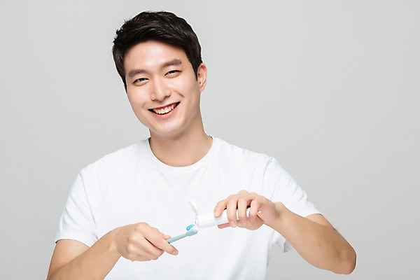 포토 JPG 스튜디오촬영 응시 남자 회색배경 실내 한명 미소 누끼 사람 상반신 20대 성인 앞모습 뷰티 한국인 양치 치아 칫솔 피부 피부관리 치약 성인남자한명만 그루밍족 국내포토 1 시선 뷰포인트 백그라운드 표정 동양인 청년 내부 신체부위 위생용품 청결 회색 소화기관 남자한명만 성인남자만 파일형식