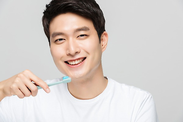 포토 JPG 스튜디오촬영 응시 남자 회색배경 실내 한명 미소 누끼 사람 상반신 20대 성인 앞모습 뷰티 한국인 양치 치아 칫솔 피부 피부관리 치약 성인남자한명만 그루밍족 국내포토 1 시선 뷰포인트 백그라운드 표정 동양인 청년 내부 신체부위 위생용품 청결 회색 소화기관 남자한명만 성인남자만 파일형식