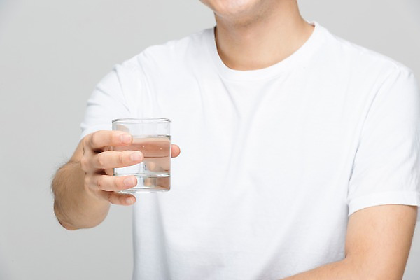 포토 JPG 스튜디오촬영 남자 회색배경 실내 한명 들기 누끼 사람 상반신 20대 성인 앞모습 물 뷰티 한국인 피부 물컵 피부관리 성인남자한명만 그루밍족 국내포토 자연요소 1 뷰포인트 백그라운드 모션 동양인 청년 내부 신체부위 컵 회색 남자한명만 성인남자만 파일형식