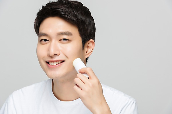 포토 JPG 스튜디오촬영 응시 남자 회색배경 실내 한명 미소 누끼 사람 상반신 20대 성인 앞모습 뷰티 화장품 한국인 선크림 피부 피부관리 바르기 성인남자한명만 그루밍족 국내포토 1 시선 뷰포인트 백그라운드 모션 표정 동양인 청년 내부 신체부위 회색 남자한명만 성인남자만 파일형식