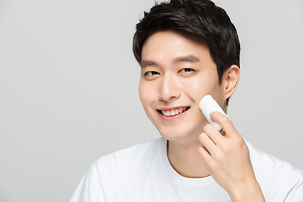 포토 JPG 스튜디오촬영 응시 남자 회색배경 실내 한명 미소 누끼 사람 상반신 20대 성인 앞모습 뷰티 화장품 한국인 선크림 피부 피부관리 바르기 성인남자한명만 그루밍족 국내포토 1 시선 뷰포인트 백그라운드 모션 표정 동양인 청년 내부 신체부위 회색 남자한명만 성인남자만 파일형식