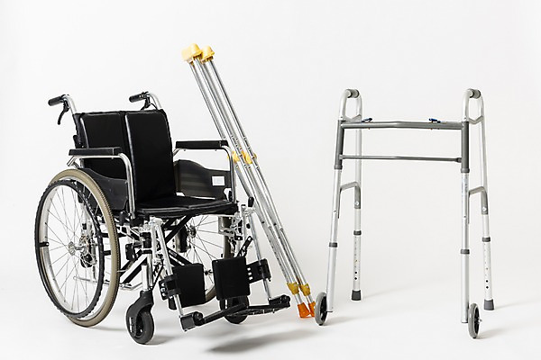 포토 JPG 스튜디오촬영 실내 누끼 사람없음 의료용품 오브젝트 휠체어 흰배경 목발 장애 보조기구 보행기 국내포토 백그라운드 의료기기 내부 흰색 기구 파일형식