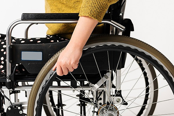 포토 JPG 스튜디오촬영 실내 한명 신체부위 30대 한개 잡기 의료용품 바퀴 오브젝트 휠체어 흰배경 팔 장애 보조기구 국내포토 1 백그라운드 의료기기 모션 사람 내부 장년 흰색 기구 파일형식