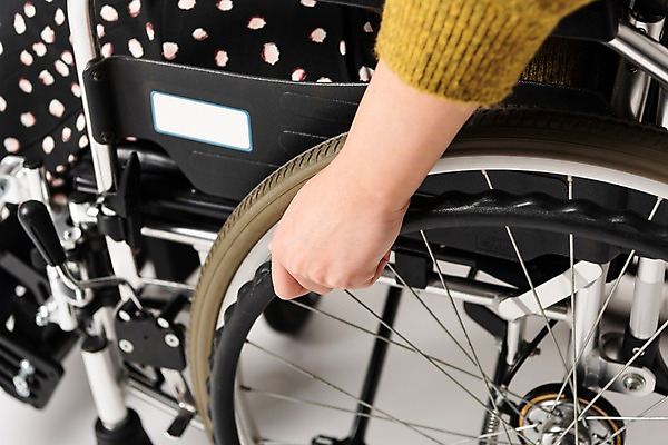 포토 JPG 스튜디오촬영 실내 한명 신체부위 30대 한개 잡기 의료용품 바퀴 오브젝트 휠체어 흰배경 팔 장애 보조기구 국내포토 1 백그라운드 의료기기 모션 사람 내부 장년 흰색 기구 파일형식