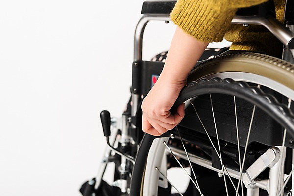 포토 JPG 스튜디오촬영 실내 한명 신체부위 30대 한개 잡기 의료용품 바퀴 오브젝트 휠체어 흰배경 팔 장애 보조기구 국내포토 1 백그라운드 의료기기 모션 사람 내부 장년 흰색 기구 파일형식