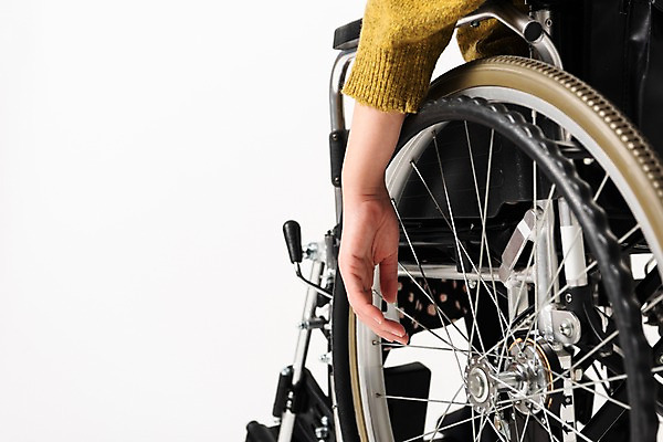 포토 JPG 스튜디오촬영 실내 한명 누끼 신체부위 30대 한개 의료용품 오브젝트 휠체어 흰배경 팔 장애 보조기구 국내포토 1 백그라운드 의료기기 사람 내부 장년 흰색 기구 파일형식