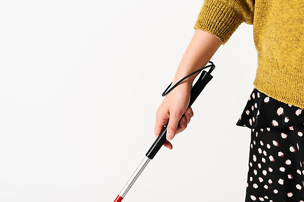 포토 JPG 스튜디오촬영 실내 한명 누끼 근접촬영 상반신 앞모습 30대 한개 잡기 의료용품 오브젝트 흰배경 장애 보조기구 시각장애인 흰지팡이 국내포토 1 뷰포인트 백그라운드 의료기기 모션 지팡이 사람 내부 장년 흰색 기구 장애인 파일형식