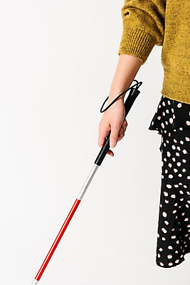 포토 JPG 스튜디오촬영 실내 한명 누끼 근접촬영 상반신 앞모습 30대 한개 잡기 의료용품 오브젝트 흰배경 장애 보조기구 시각장애인 흰지팡이 국내포토 1 뷰포인트 백그라운드 의료기기 모션 지팡이 사람 내부 장년 흰색 기구 장애인 파일형식