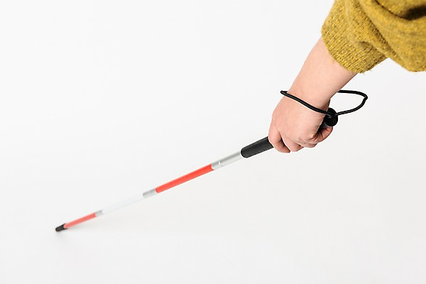 포토 JPG 스튜디오촬영 손 실내 한명 누끼 근접촬영 신체부위 30대 한개 잡기 의료용품 오브젝트 흰배경 장애 보조기구 시각장애인 흰지팡이 국내포토 1 뷰포인트 백그라운드 의료기기 모션 지팡이 사람 내부 장년 흰색 기구 장애인 파일형식