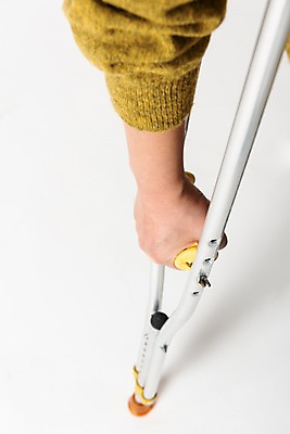 포토 JPG 스튜디오촬영 손 실내 한명 누끼 근접촬영 신체부위 30대 한개 잡기 의료용품 오브젝트 흰배경 목발 장애 보조기구 국내포토 1 뷰포인트 백그라운드 의료기기 모션 사람 내부 장년 흰색 기구 파일형식