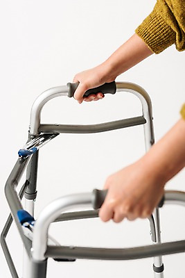 포토 JPG 스튜디오촬영 손 실내 한명 누끼 근접촬영 신체부위 30대 한개 잡기 의료용품 오브젝트 흰배경 장애 보조기구 보행기 국내포토 1 뷰포인트 백그라운드 의료기기 모션 사람 내부 장년 흰색 기구 파일형식