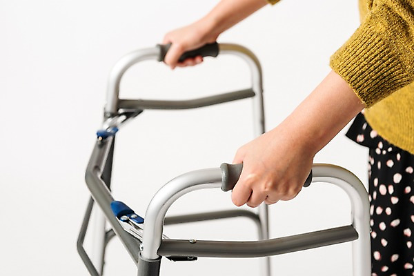 포토 JPG 스튜디오촬영 손 실내 한명 누끼 근접촬영 신체부위 30대 한개 잡기 의료용품 오브젝트 흰배경 장애 보조기구 보행기 국내포토 1 뷰포인트 백그라운드 의료기기 모션 사람 내부 장년 흰색 기구 파일형식