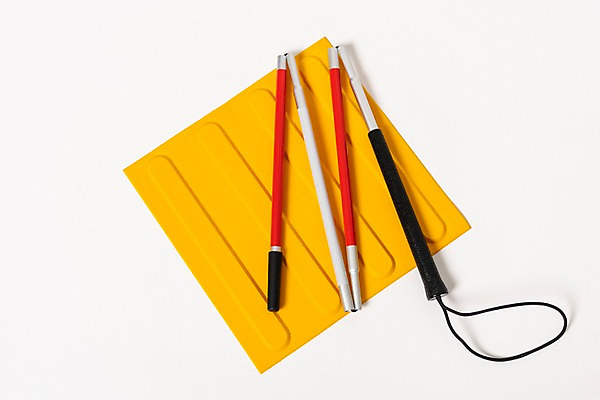 포토 JPG 스튜디오촬영 실내 누끼 사람없음 하이앵글 의료용품 오브젝트 흰배경 장애 보조기구 점자 플랫레이 흰지팡이 국내포토 뷰포인트 백그라운드 의료기기 지팡이 내부 흰색 기구 플랫 파일형식