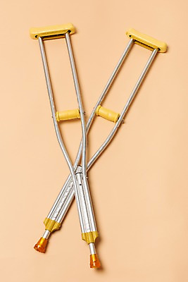 포토 JPG 스튜디오촬영 한쌍 실내 누끼 사람없음 하이앵글 의료용품 오브젝트 목발 장애 보조기구 베이지색배경 플랫레이 국내포토 뷰포인트 백그라운드 의료기기 내부 기구 플랫 베이지색 파일형식