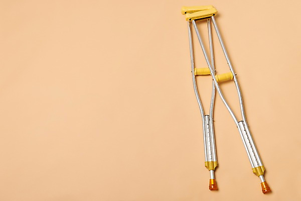 포토 JPG 스튜디오촬영 한쌍 실내 누끼 사람없음 하이앵글 의료용품 오브젝트 목발 장애 보조기구 베이지색배경 플랫레이 국내포토 뷰포인트 백그라운드 의료기기 내부 기구 플랫 베이지색 파일형식