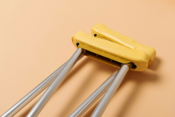 포토 JPG 스튜디오촬영 한쌍 실내 누끼 근접촬영 사람없음 하이앵글 의료용품 오브젝트 목발 장애 보조기구 베이지색배경 국내포토 뷰포인트 백그라운드 의료기기 내부 기구 베이지색 파일형식