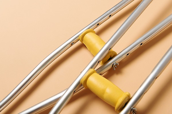 포토 JPG 스튜디오촬영 한쌍 실내 누끼 근접촬영 사람없음 하이앵글 의료용품 오브젝트 목발 장애 보조기구 베이지색배경 국내포토 뷰포인트 백그라운드 의료기기 내부 기구 베이지색 파일형식