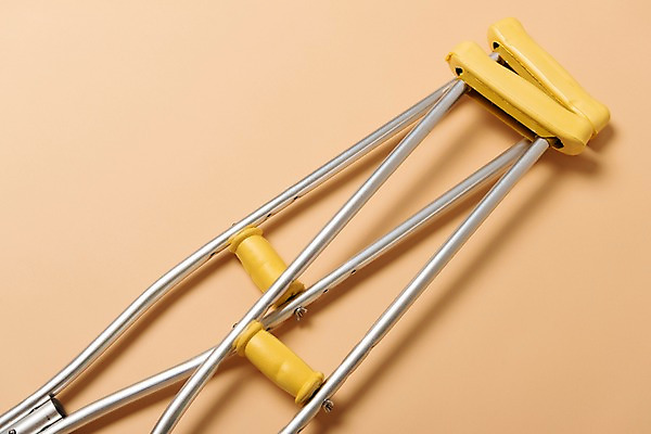 포토 JPG 스튜디오촬영 한쌍 실내 누끼 근접촬영 사람없음 하이앵글 의료용품 오브젝트 목발 장애 보조기구 베이지색배경 국내포토 뷰포인트 백그라운드 의료기기 내부 기구 베이지색 파일형식