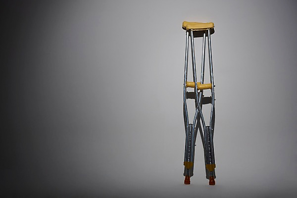 포토 JPG 스튜디오촬영 한쌍 회색배경 실내 사람없음 의료용품 오브젝트 목발 장애 보조기구 국내포토 백그라운드 의료기기 내부 회색 기구 파일형식