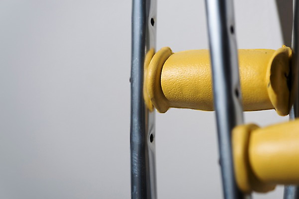 포토 JPG 스튜디오촬영 한쌍 실내 근접촬영 사람없음 의료용품 오브젝트 흰배경 목발 장애 보조기구 국내포토 뷰포인트 백그라운드 의료기기 내부 흰색 기구 파일형식