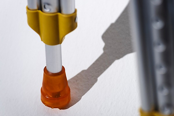 포토 JPG 스튜디오촬영 한쌍 실내 그림자 근접촬영 사람없음 의료용품 오브젝트 흰배경 목발 장애 보조기구 국내포토 뷰포인트 백그라운드 의료기기 내부 흰색 기구 파일형식