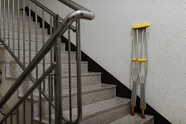 포토 JPG 한쌍 실내 사람없음 계단 의료용품 오브젝트 목발 장애 보조기구 국내포토 의료기기 내부 기구 파일형식