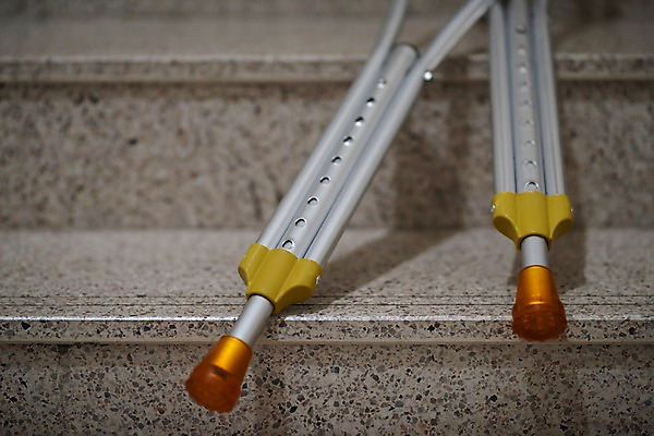 포토 JPG 한쌍 실내 근접촬영 사람없음 계단 의료용품 오브젝트 목발 장애 보조기구 국내포토 뷰포인트 의료기기 내부 기구 파일형식