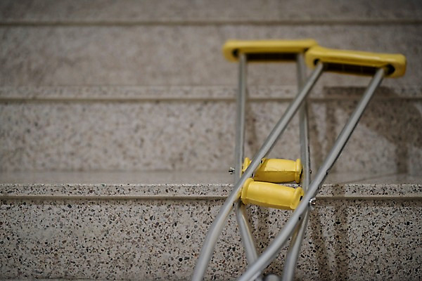 포토 JPG 한쌍 실내 근접촬영 사람없음 계단 의료용품 오브젝트 목발 장애 보조기구 국내포토 뷰포인트 의료기기 내부 기구 파일형식
