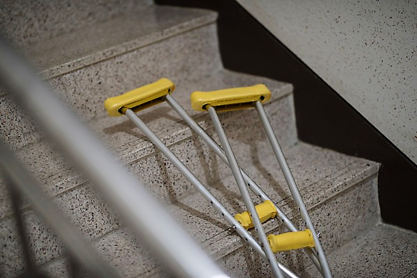 포토 JPG 한쌍 실내 근접촬영 사람없음 아웃포커스 계단 의료용품 오브젝트 목발 장애 보조기구 국내포토 뷰포인트 의료기기 촬영기법 내부 기구 파일형식