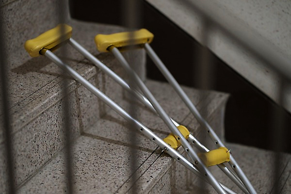 포토 JPG 한쌍 실내 근접촬영 사람없음 아웃포커스 계단 의료용품 오브젝트 목발 장애 보조기구 국내포토 뷰포인트 의료기기 촬영기법 내부 기구 파일형식