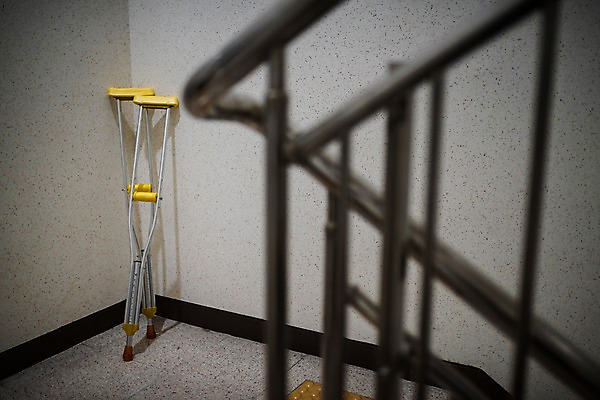 포토 JPG 한쌍 실내 사람없음 아웃포커스 계단 의료용품 오브젝트 목발 장애 보조기구 국내포토 의료기기 촬영기법 내부 기구 파일형식