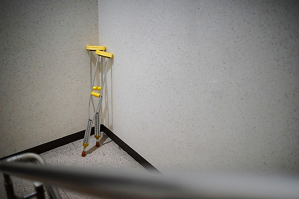 포토 JPG 한쌍 실내 사람없음 아웃포커스 의료용품 오브젝트 목발 장애 보조기구 국내포토 의료기기 촬영기법 내부 기구 파일형식