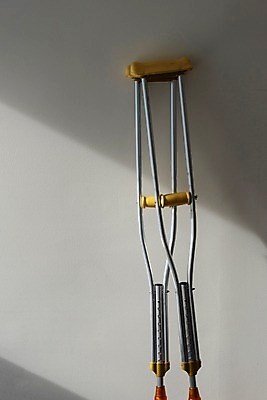 포토 JPG 한쌍 실내 그림자 사람없음 의료용품 오브젝트 목발 장애 보조기구 국내포토 의료기기 내부 기구 파일형식